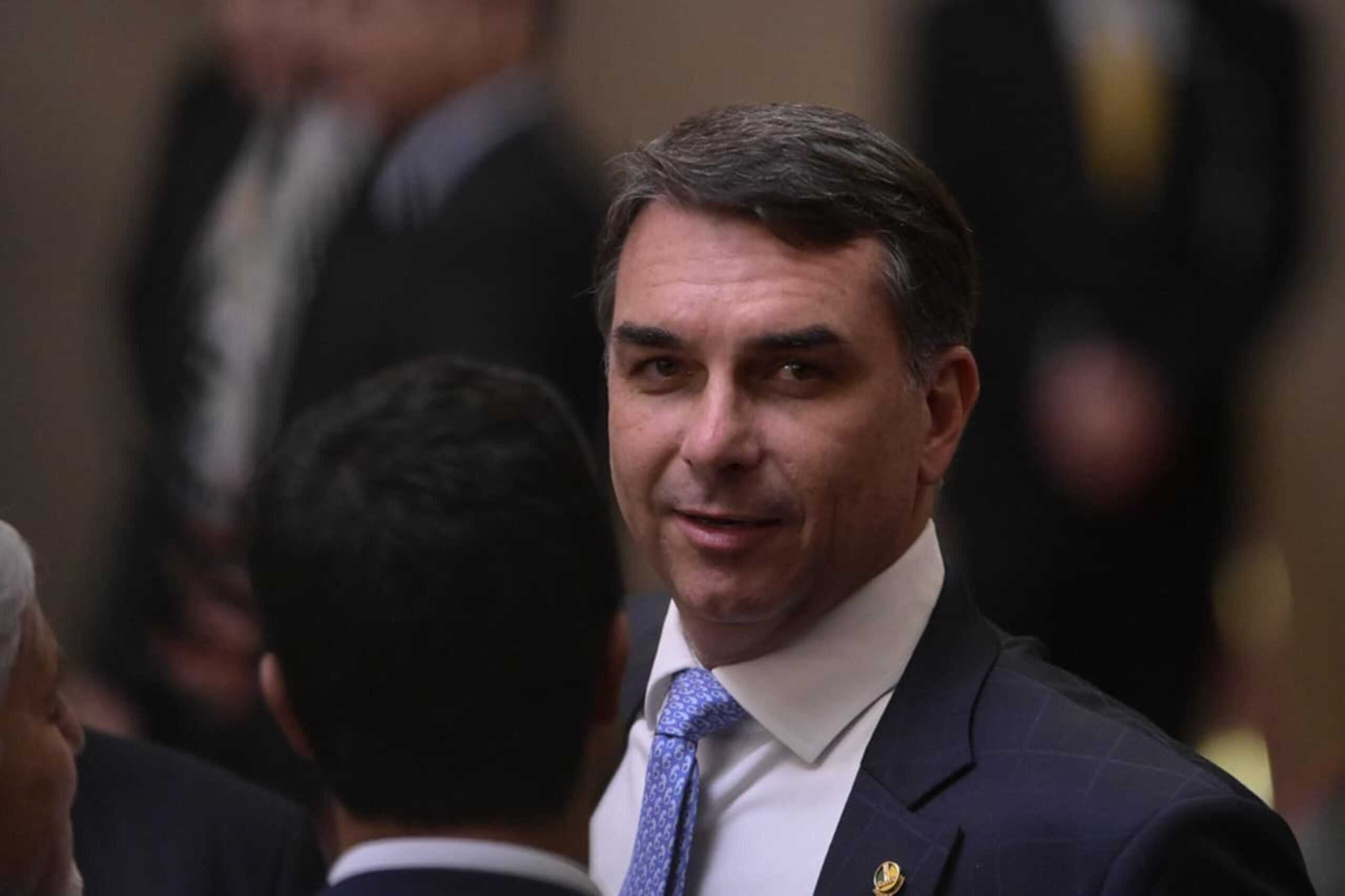 Mídia internacional aponta "crise" após áudios entre Flávio e Vorcaro