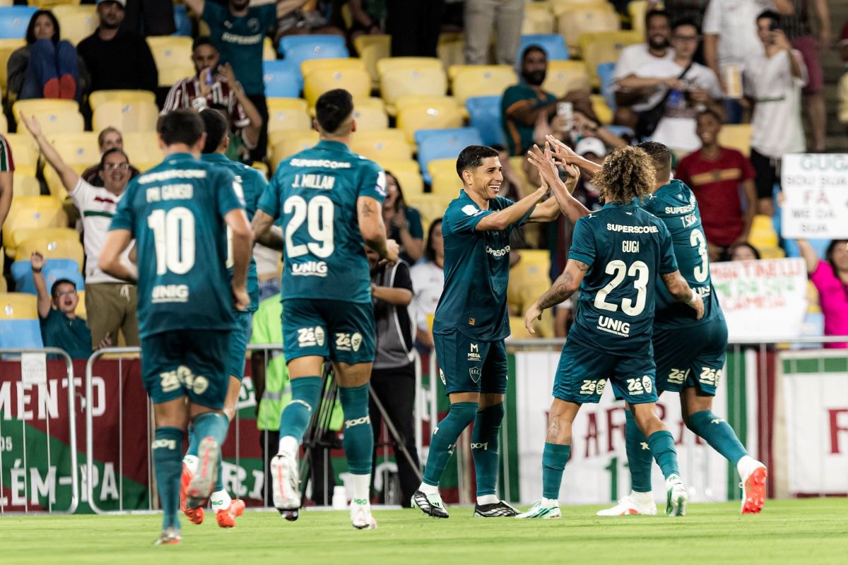 Com três gols de Savarino, Fluminense bate o Coritiba no Maracanã por 4 x 0
