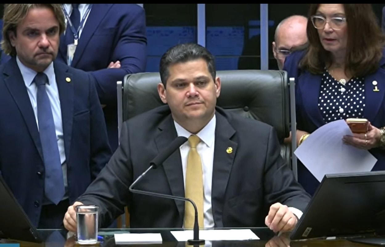 Alcolumbre evita aplaudir Messias em posse no TSE