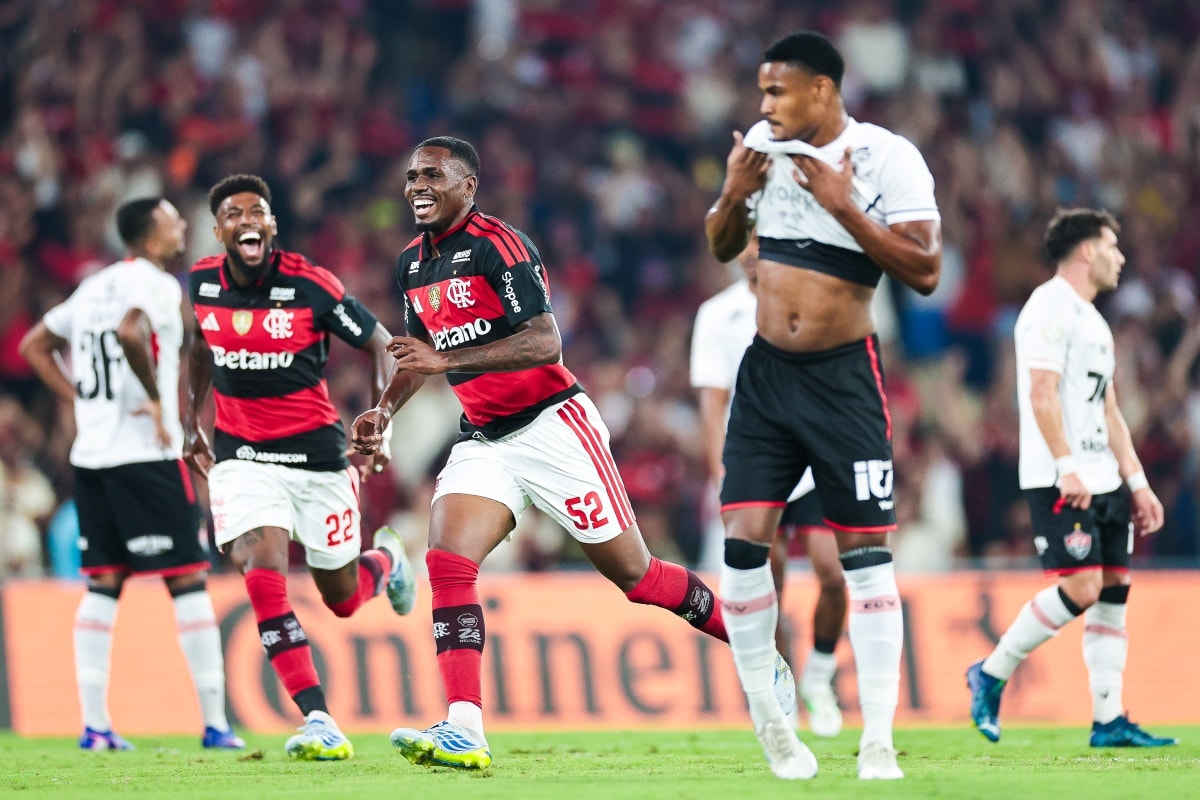 Flamengo x Vitória: web se revolta com arbitragem em jogo. Veja lances