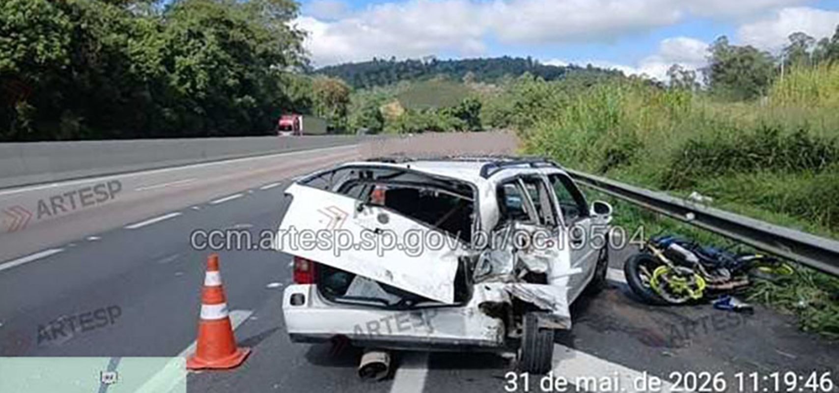 Motociclista bate em carro, é arremessado na pista e morre atropelado