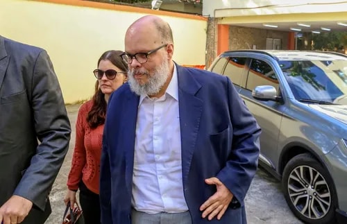 Ed Motta presta depoimento após confusão em restaurante; FOTOS