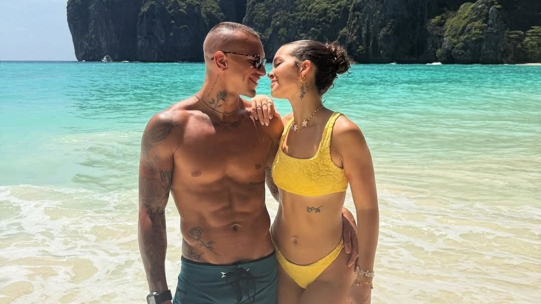 Mel Maia posa ao lado do namorado em praia no Rio; veja