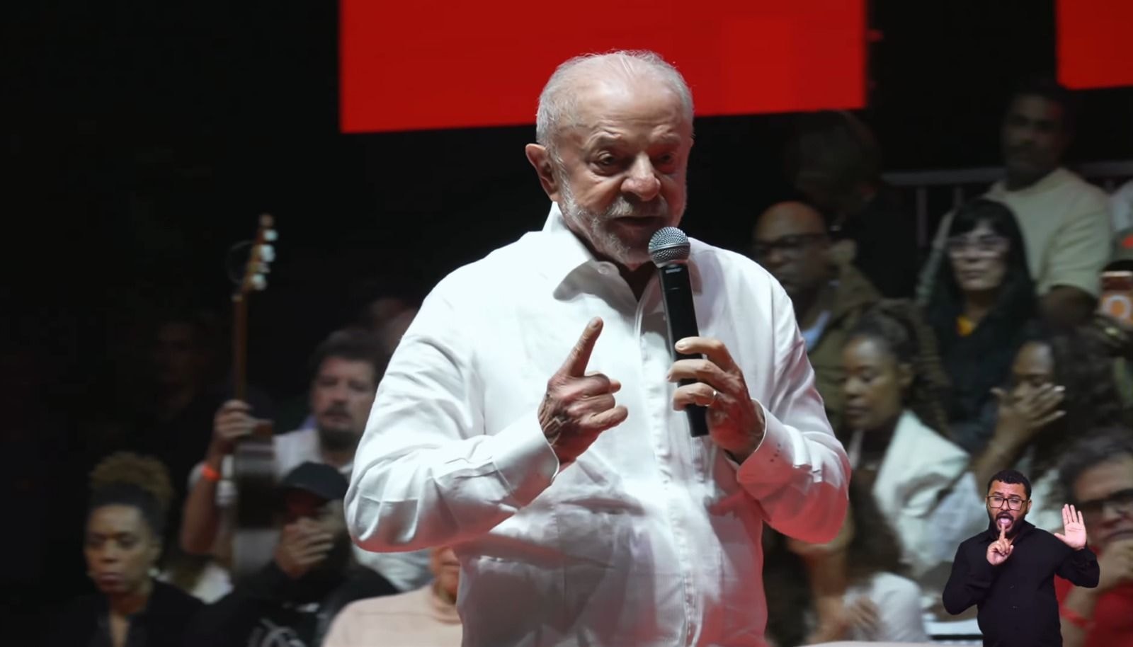Lula promete “muito debate” na TV e na internet em caminhada no DF