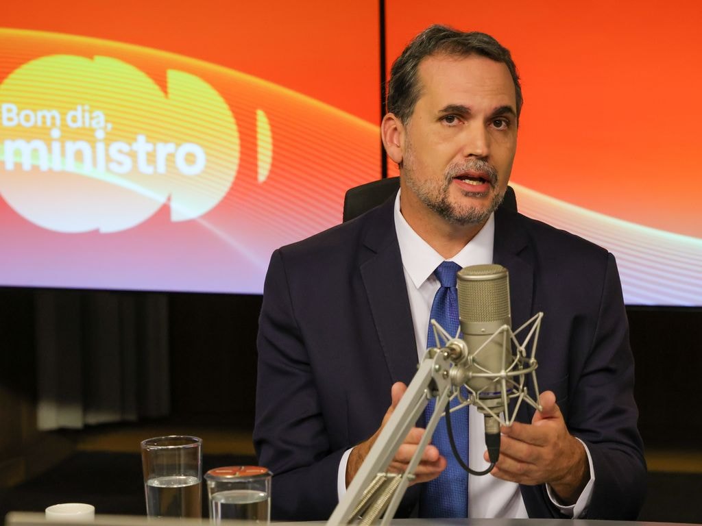 Governo mira superávit de 0,1% do PIB em 2027; dívida segue pressionada