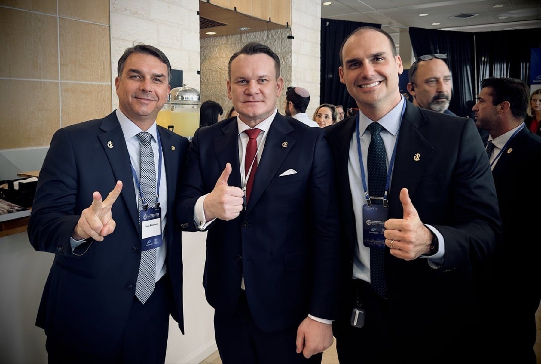 Deputado polonês aliado de Flávio "caça" brasileiras na web por apoio ao PT