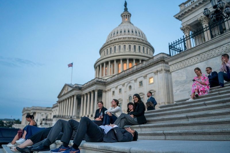 Em comício, Trump é interrompido por protestos e tenta esclarecer polêmica