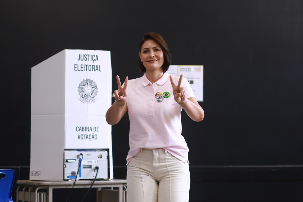 Michelle diz o que Bolsonaro achou de debate de Flávio e Lula
