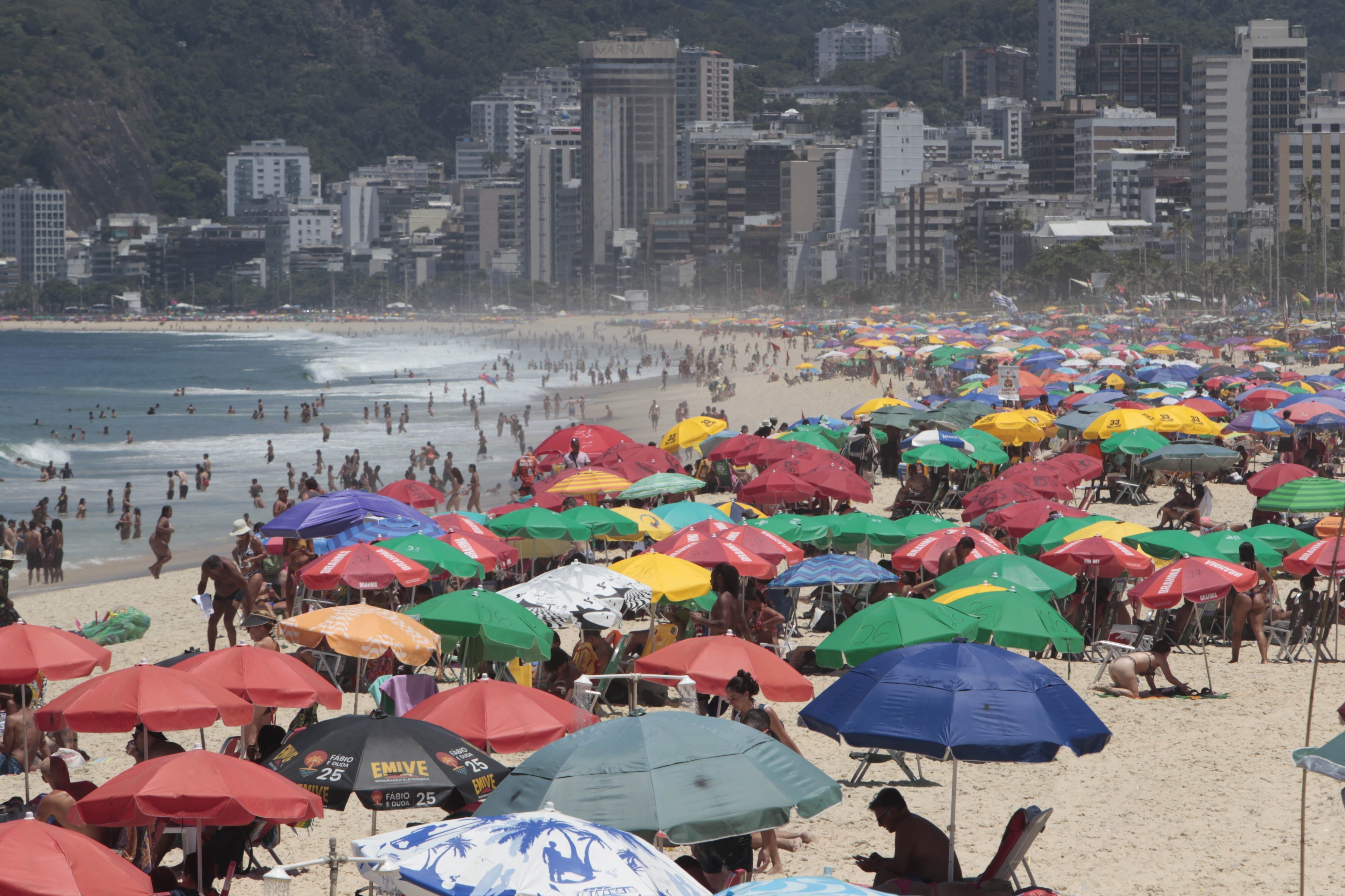 Avenida Brasil é fechada durante nova operação da PM no Rio