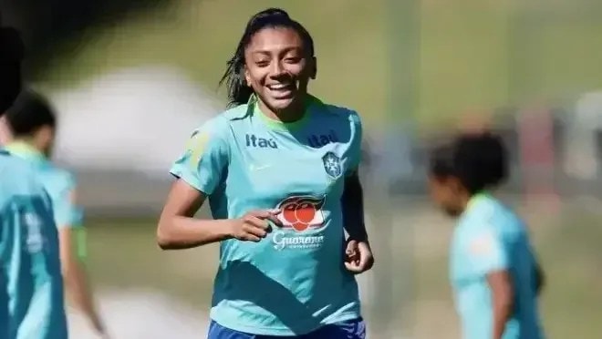 Jogadora do Santos viaja com filho de 8 meses para partida do Brasileirão