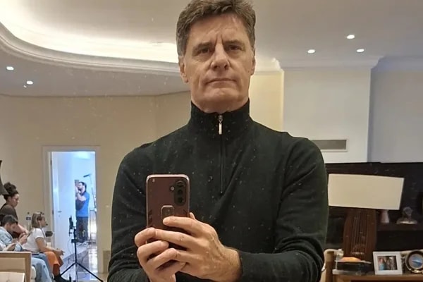 Renato Scarpin celebra aumento de público após peça para 4 pessoas