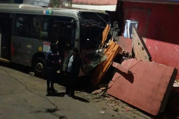 Ônibus é furtado e motorista bate contra muro de comércio em SP