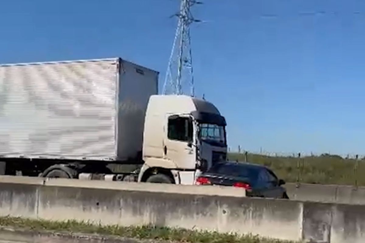 Carreta arrasta carro com idosa por vários metros na Presidente Dutra