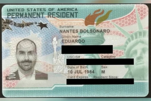 Eduardo Bolsonaro ganhou green card igual ao de Paulo Figueiredo