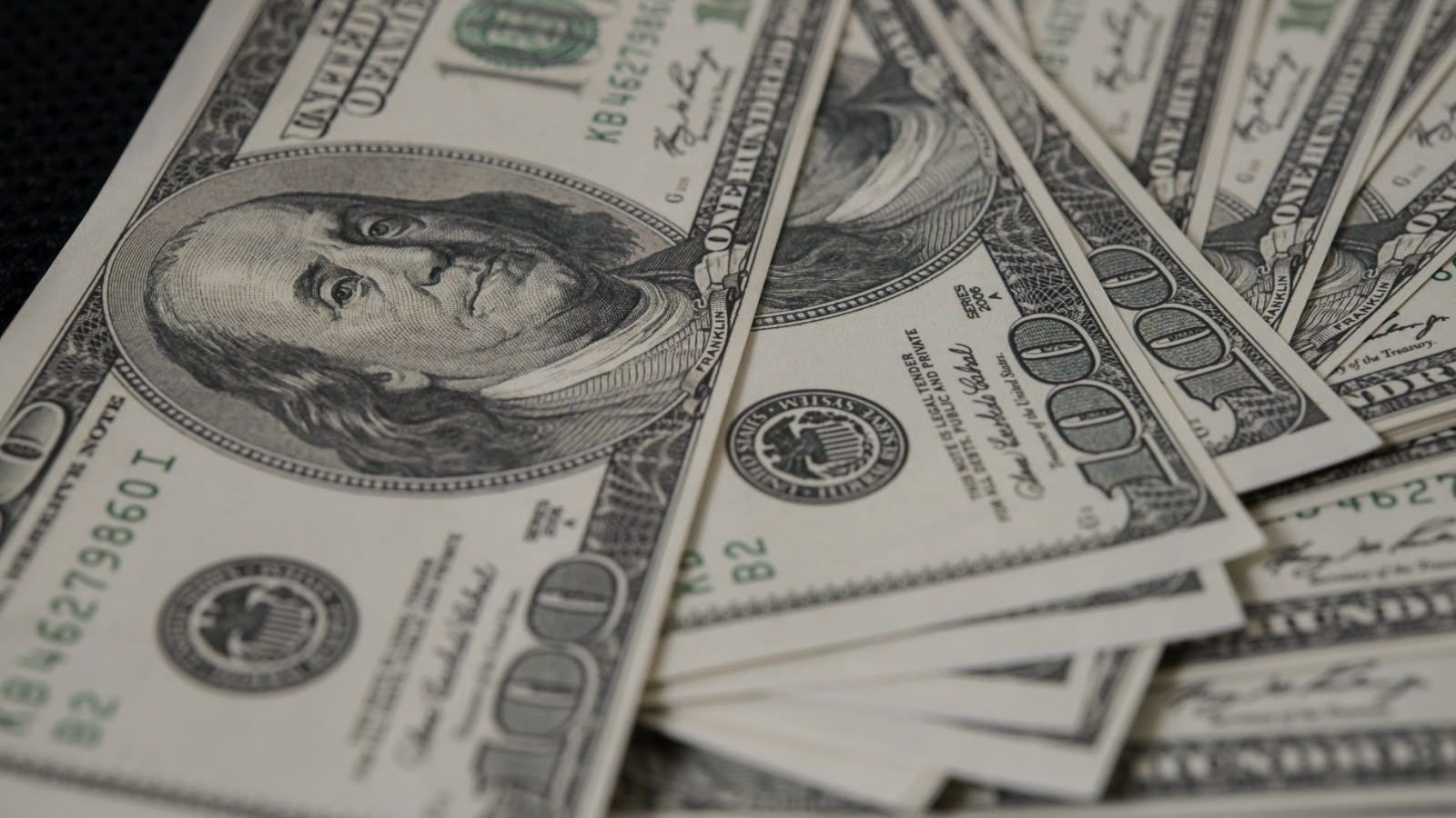 Dólar supera R$ 5,20 com alta do petróleo e nova pesquisa eleitoral em foco