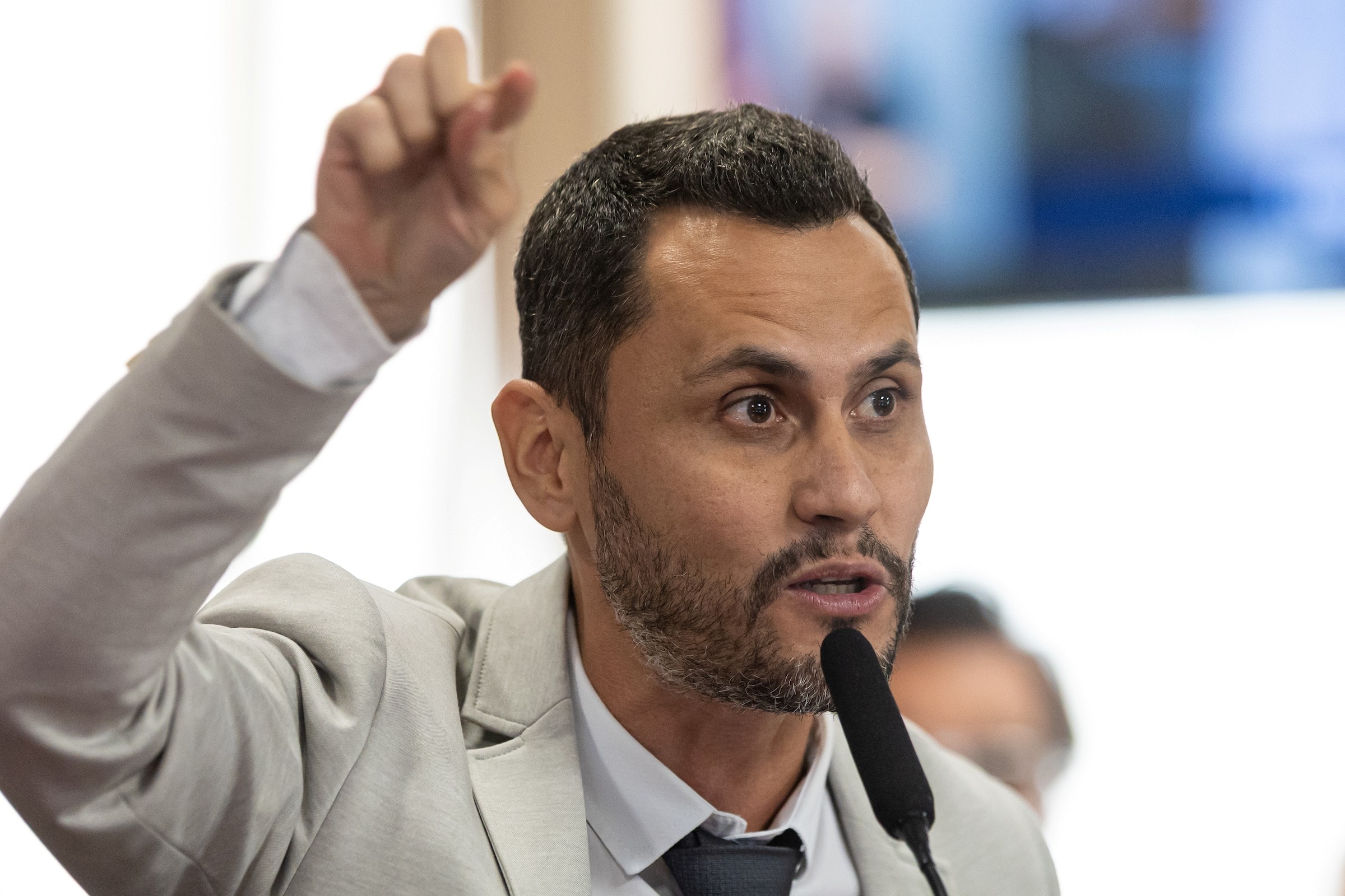 Cleitinho vai a SP em nova cartada para salvar candidatura em MG