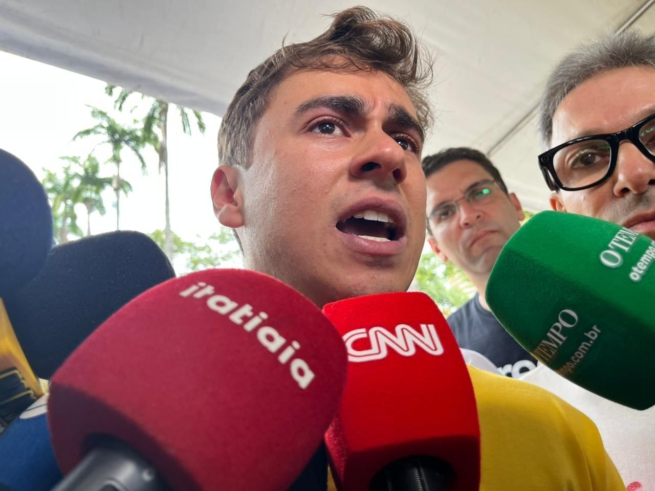 Nikolas Ferreira é atingido por ovo durante ato de campanha em Lagoa Santa