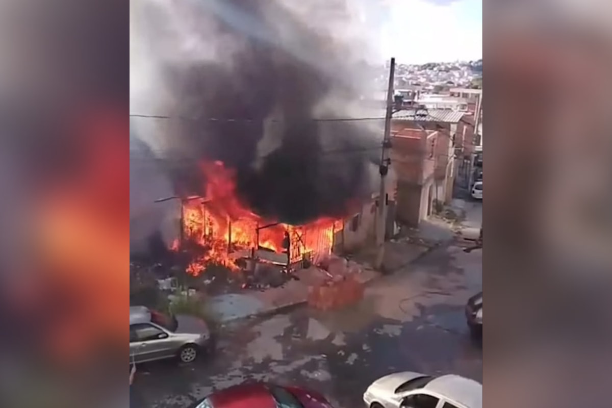 MG: fogo começa em vegetação e atinge casa que tinha parte de madeira. Vídeo