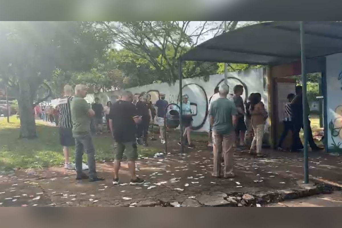 Eleitores que já estiveram na fila às 17h têm direito de votar