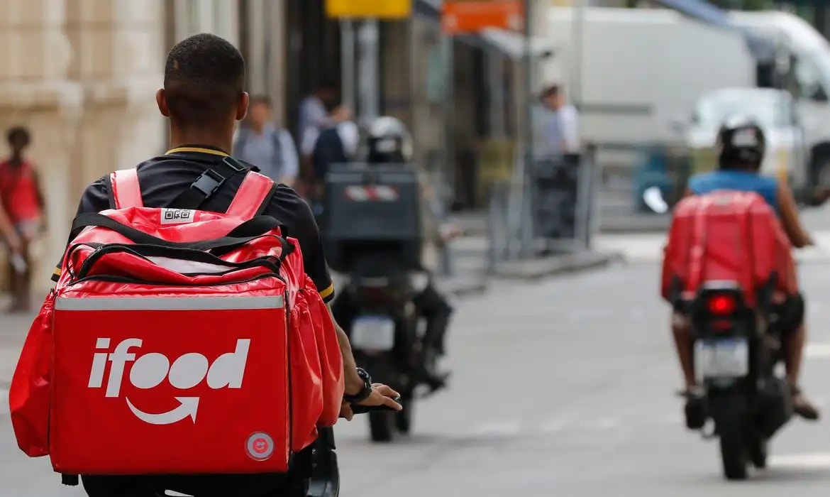 Nova parceria entre Caixa e iFood facilita acesso a crédito para entregadores