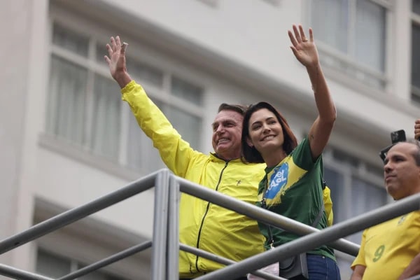 Juiz revoga liminar e libera propaganda de Michelle com imagem de Bolsonaro