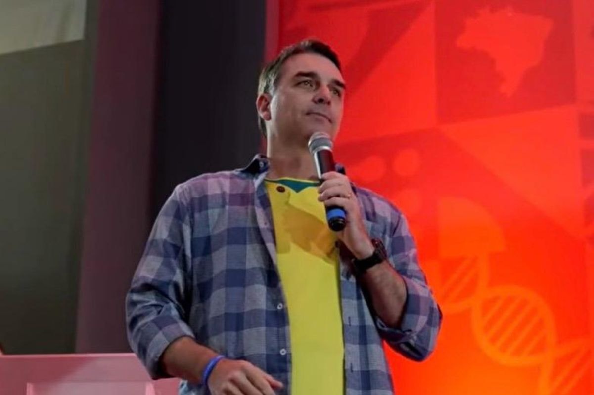 Flávio quer tropas em portos para combater “cocaína made in Brazil”