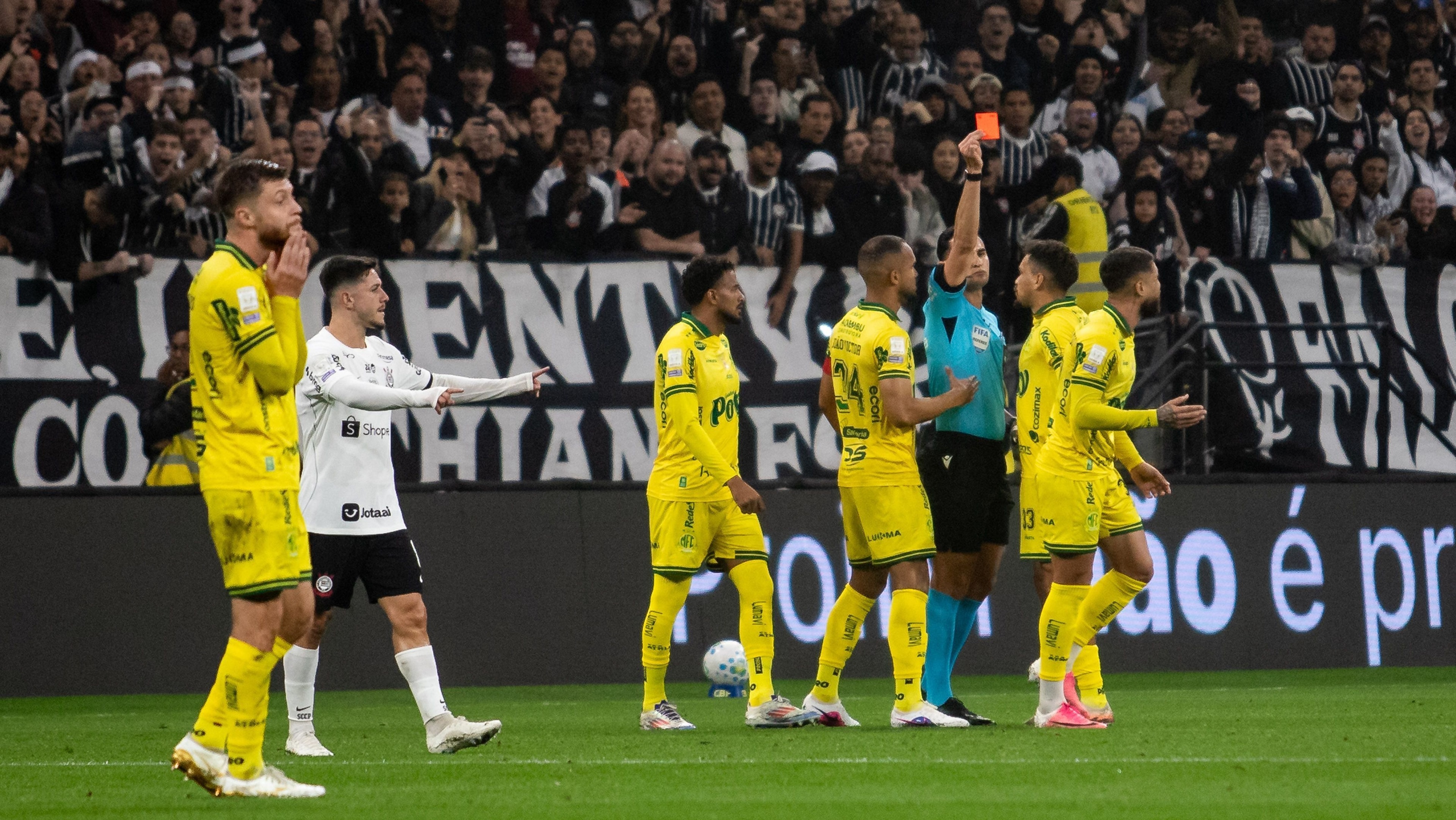 Corinthians aproveita expulsão, vence Mirassol, respira, mas segue no Z4