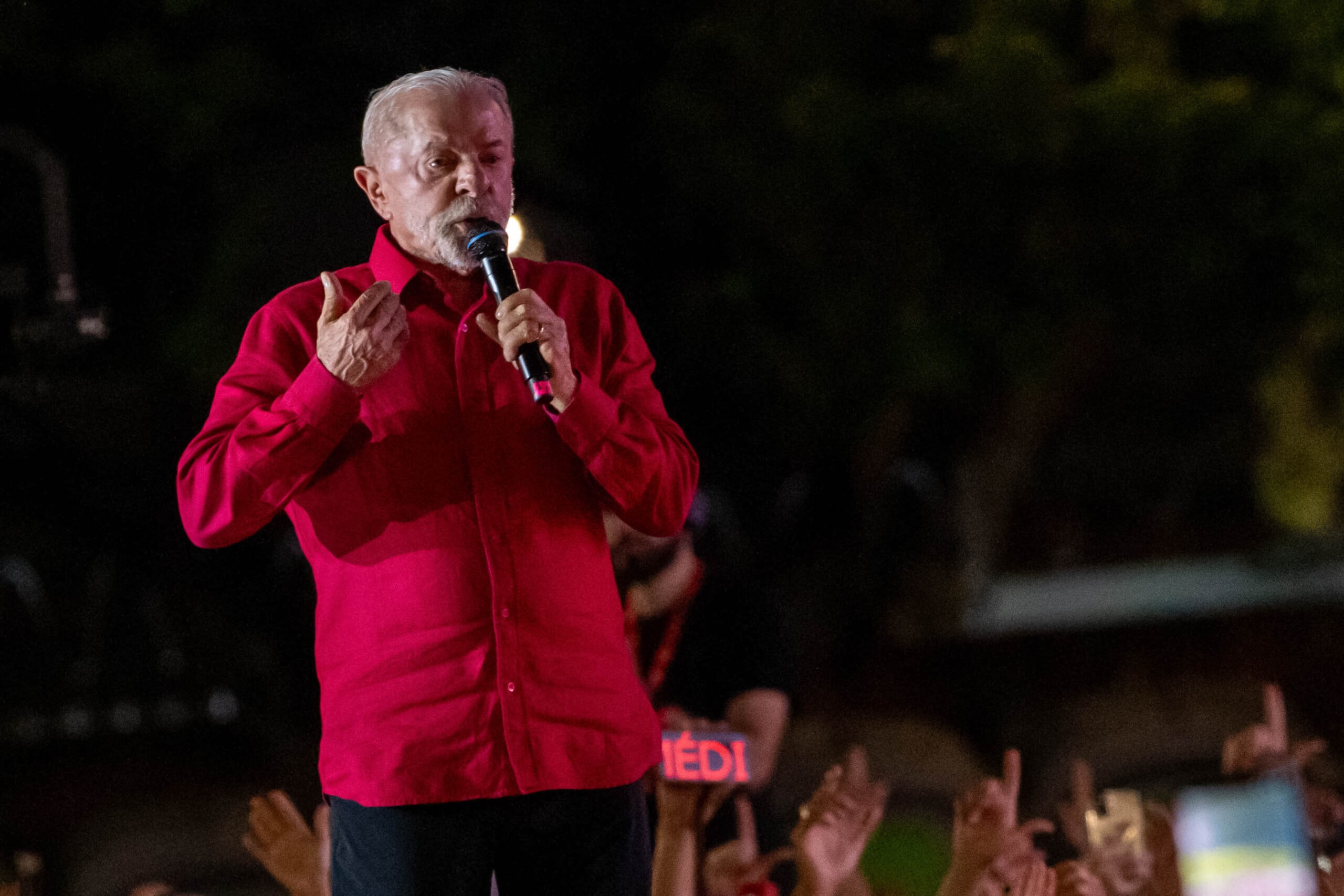 "Mulheres aprendem a tomar toque desde pequenas", diz Lula em comício