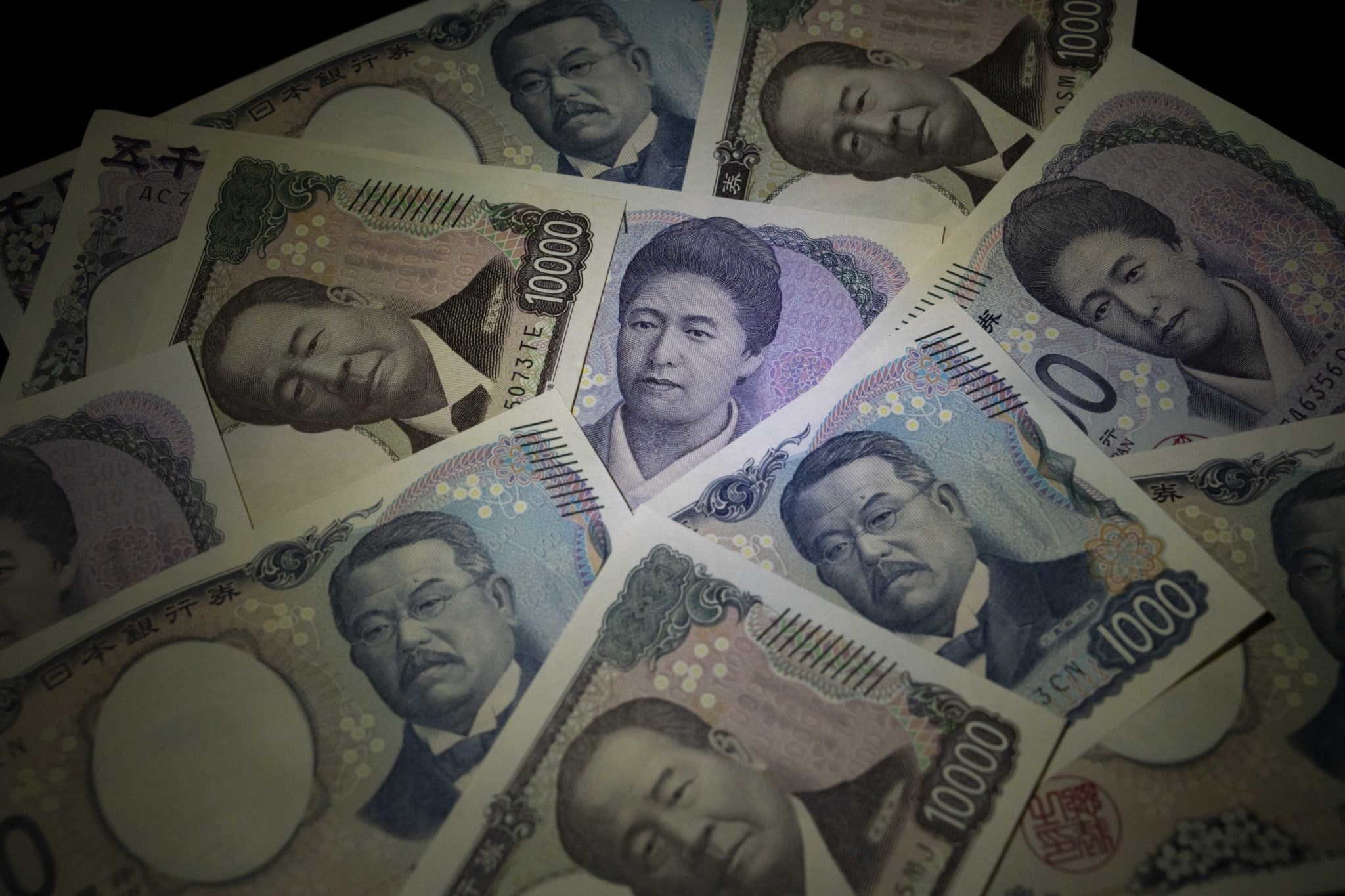 Intervenção do Japão no iene bate recorde diário em abril enquanto pressão persiste