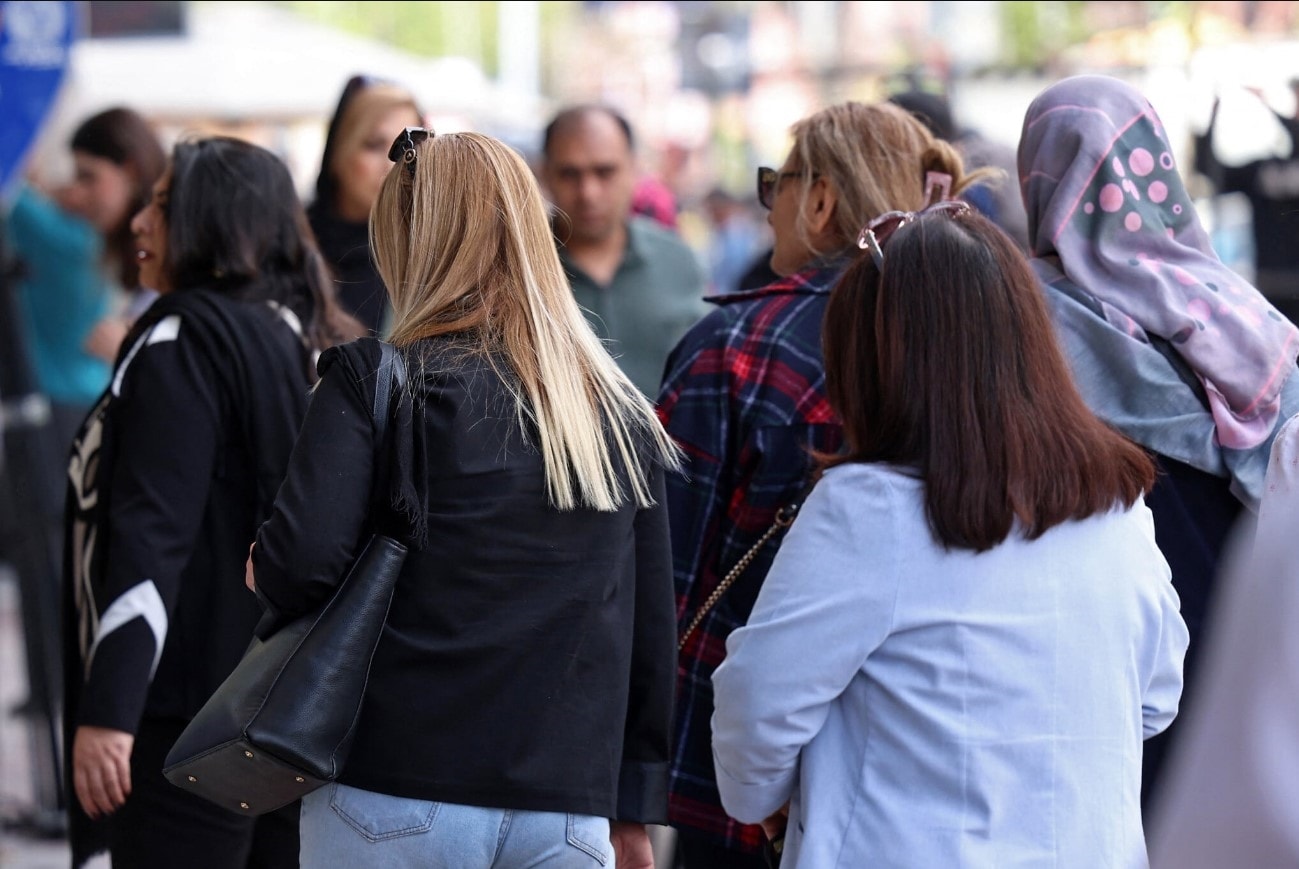 Iranianas desafiam regime e circulam sem véu nas ruas após cessar-fogo