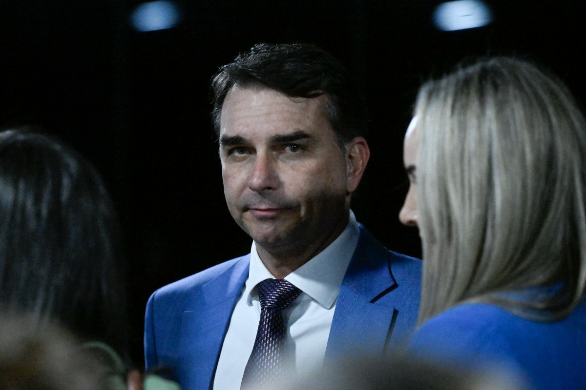 Flávio Bolsonaro estende estadia em MG e fará ato com Nikolas nesta 3ª