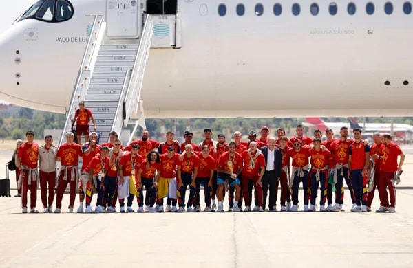 Seleção da Espanha desembarca em Madri após título da Copa do Mundo