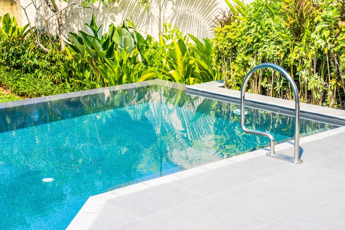 Justiça mantém condenação de condomínio após morador cair em piscina durante reforma
