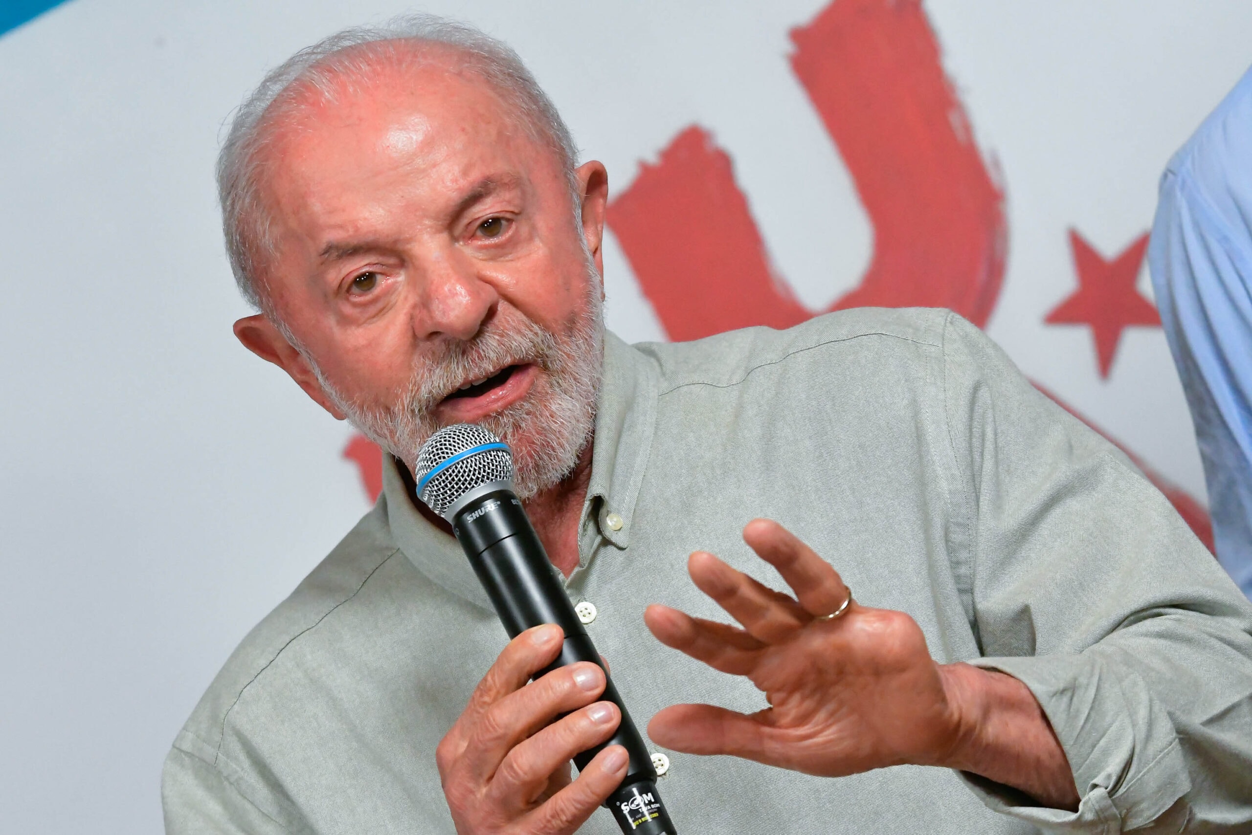 Lula vence Flávio Bolsonaro na China no 2º turno das eleições