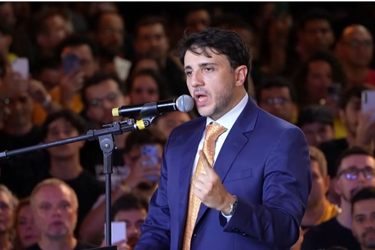 Renan Santos defende fim da Justiça trabalhista e diz que CLT "já era"
