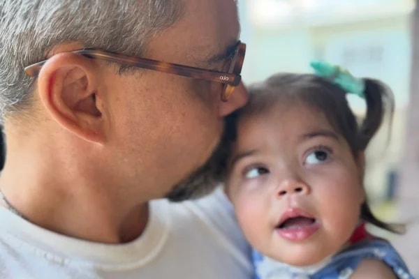 Juliano Cazarré atualiza estado de saúde da filha após internação