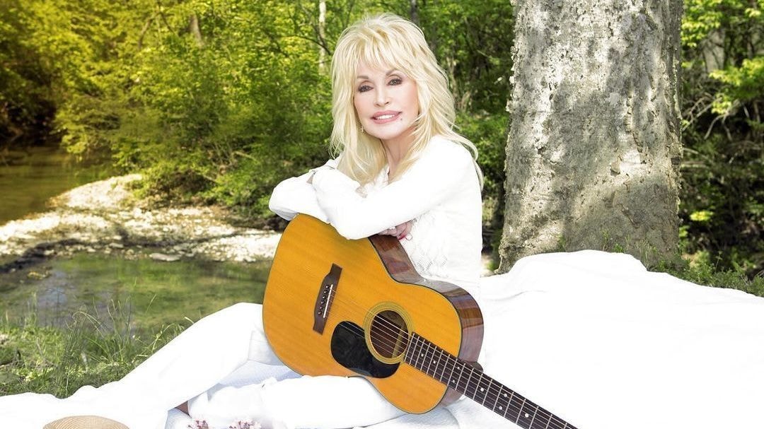 Dolly Parton agradece doação de Taylor Swift e Travis: “Quero seu bebê”