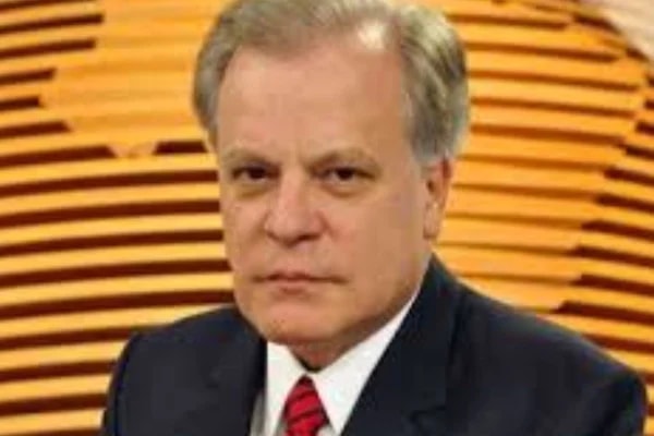 Chico Pinheiro "farma aura" no hospital após 11ª semana de quimioterapia