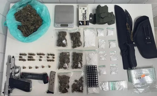 PM apreende drogas e pistola após denúncia de violência doméstica