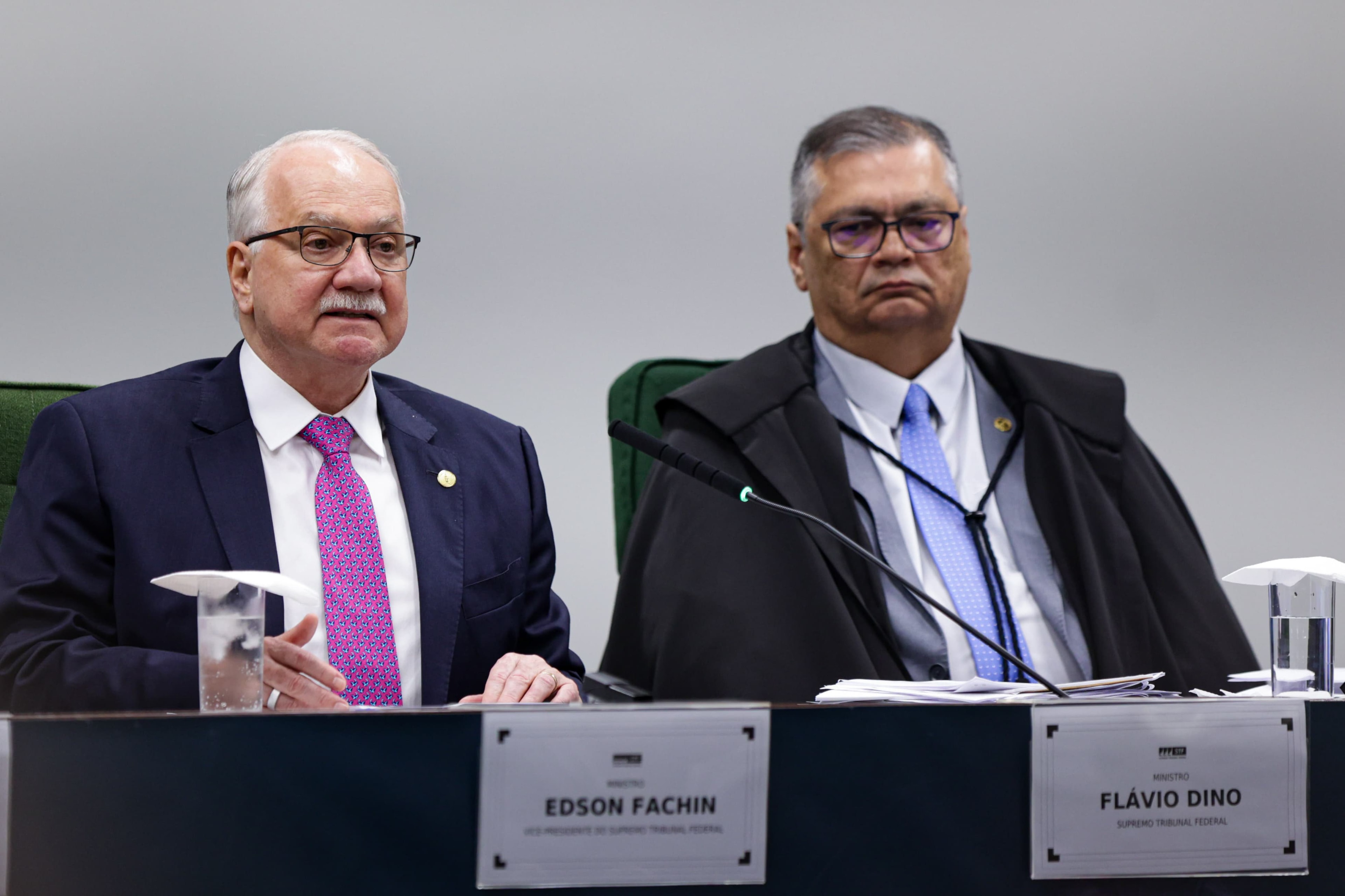 Dino reage à paralisia de Fachin e traz alívio para ministros da Corte