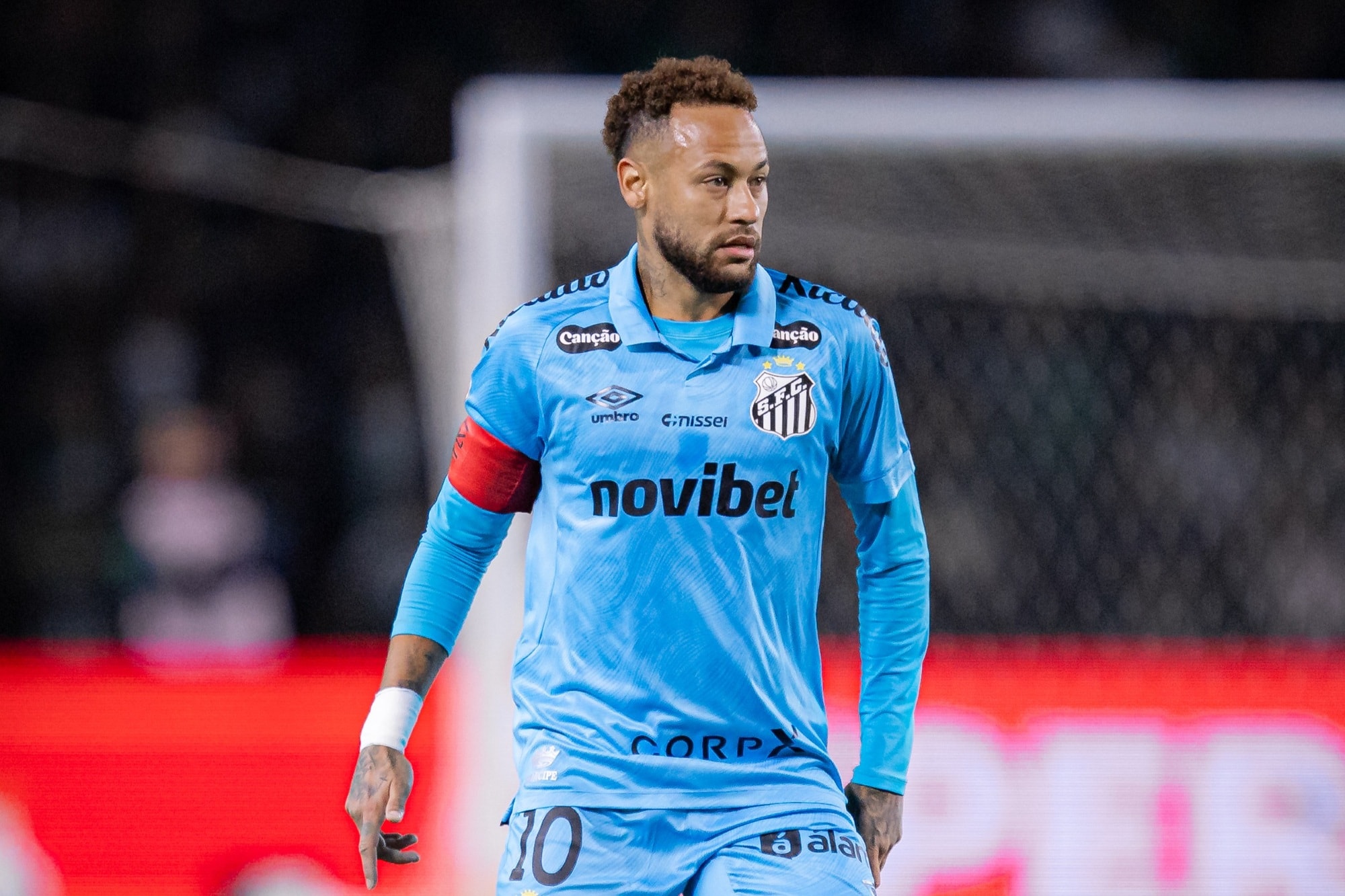 Neymar discute com torcedor sobre Copa do Mundo: "Vai ficar em casa". Veja vídeo