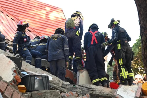Mulher é resgatada após mais de 24 horas sob escombros na Colômbia