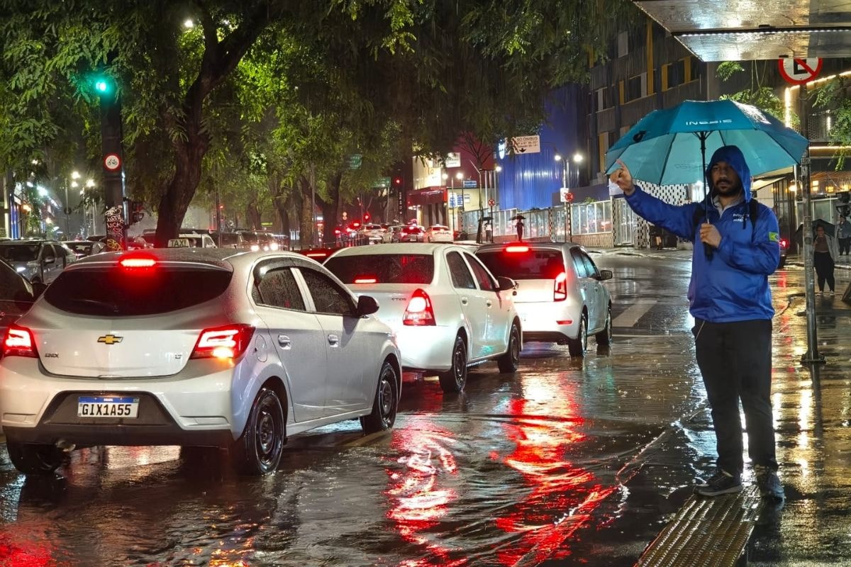 Em sexta-feira chuvosa e fria, SP bate o recorde de trânsito do ano