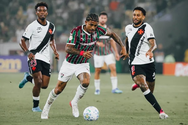 Vasco aplica lei do ex, vence o Fluminense e avança na Copa do Brasil