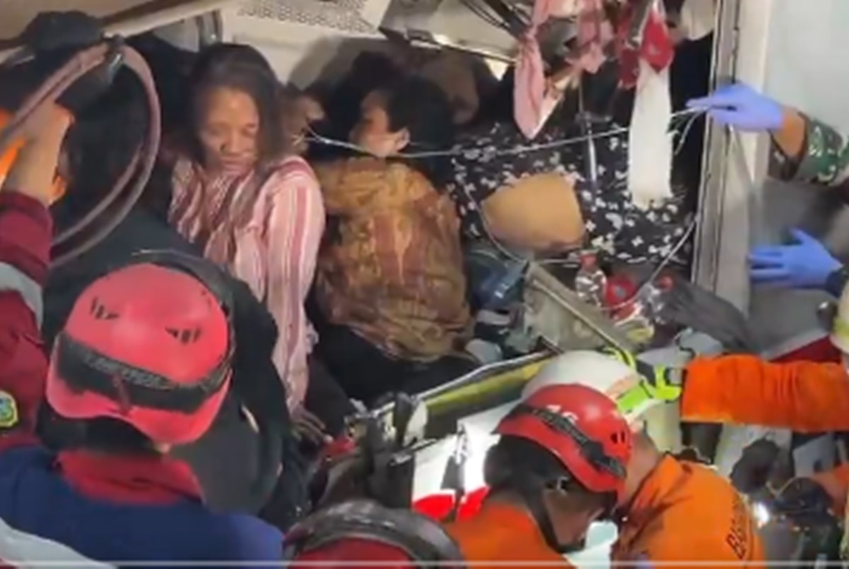 Batida entre trens deixa ao menos 14 mortos na Indonésia