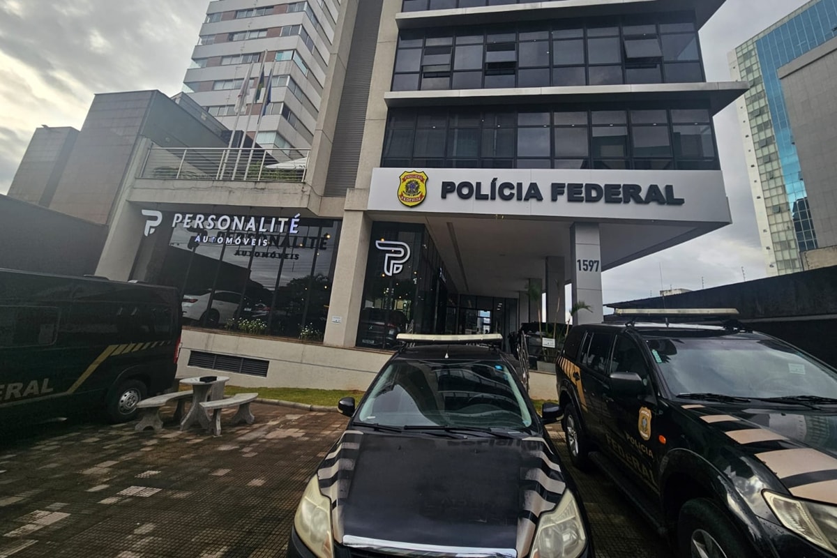 PF apreende arma, R$ 40 mil em espécie e cripto em operação contra pai de Vorcaro