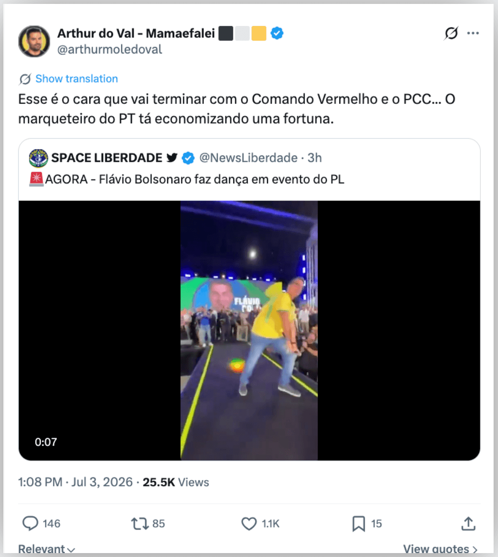 Flávio Bolsonaro “rebola” em evento no Rio e vira meme na internet