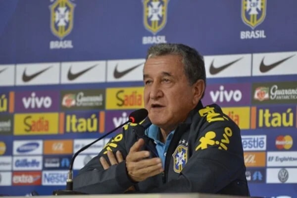 Parreira continua sedado em estado grave e respira por aparelhos