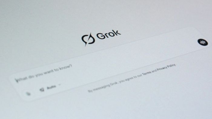 Investigação mostra que IA de Elon Musk continua a gerar nudes falsos