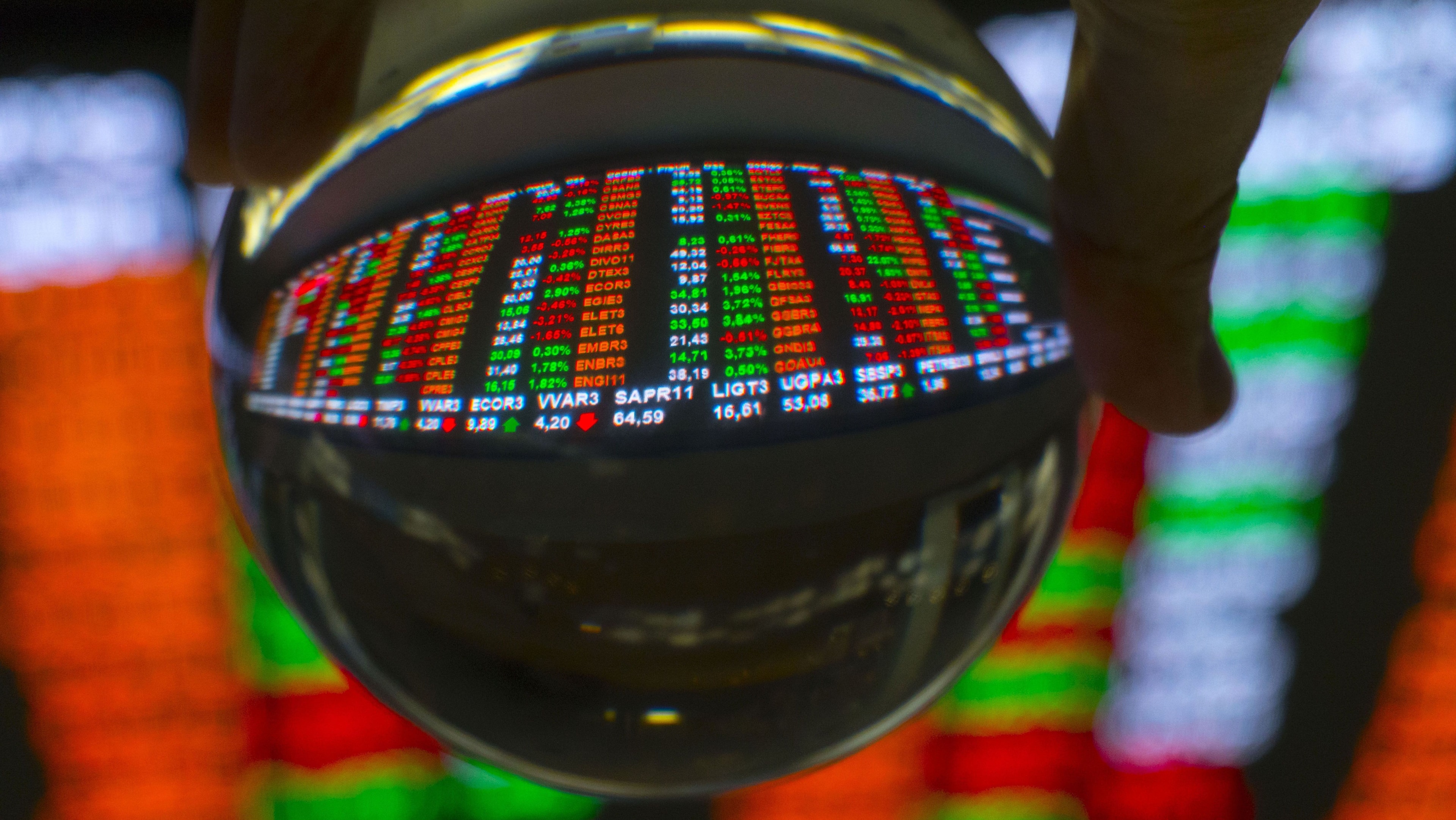 Dólar cai na abertura com eleições no radar